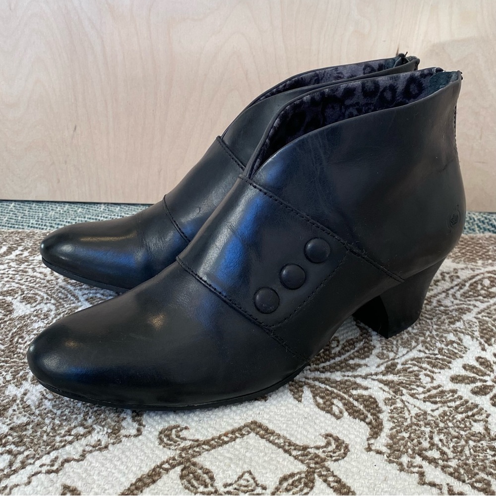 Born Black Leather Ankle Booties Size 8